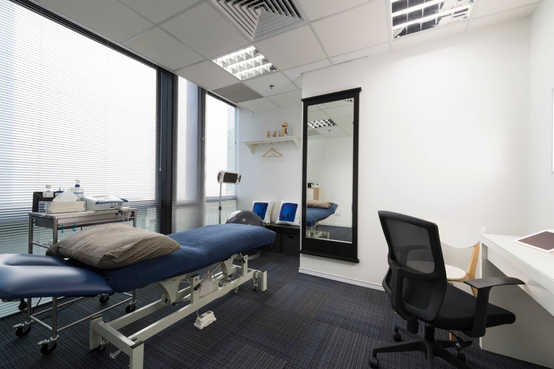 坐骨神経痛をセルフケアできるブログもご参考になさってください。