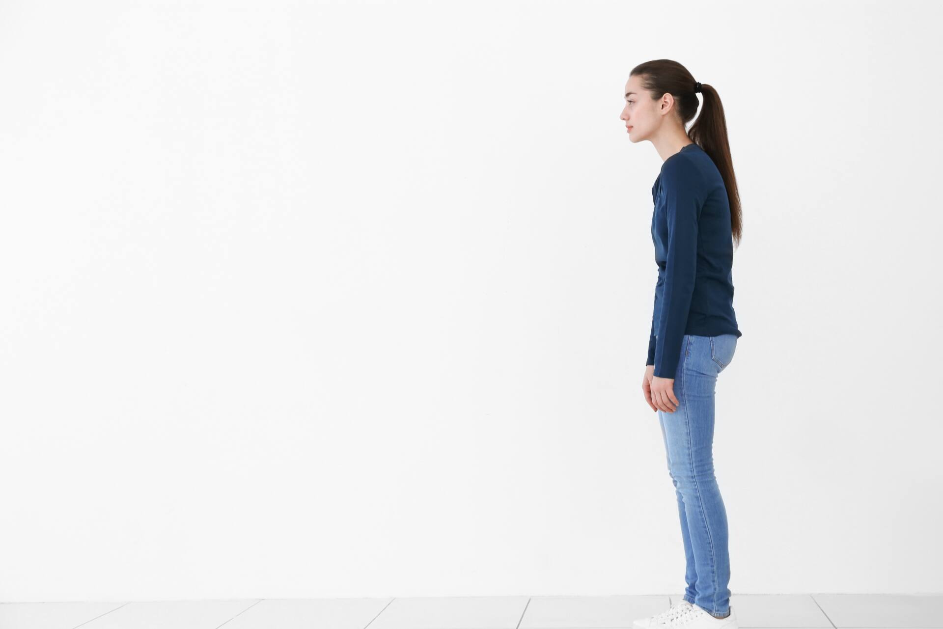 背中の上が痛い